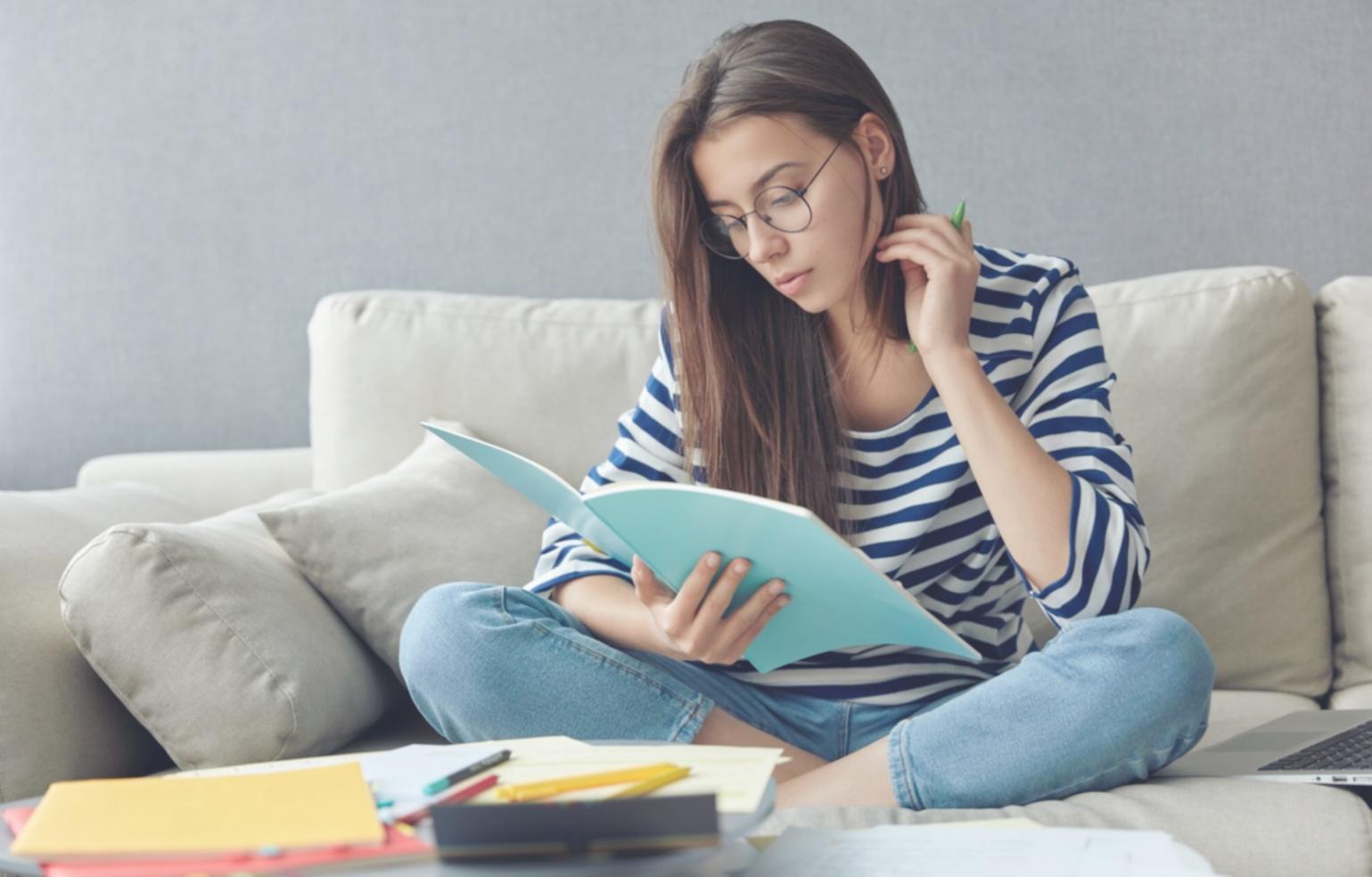 Persona reflexionando sobre sus finanzas personales