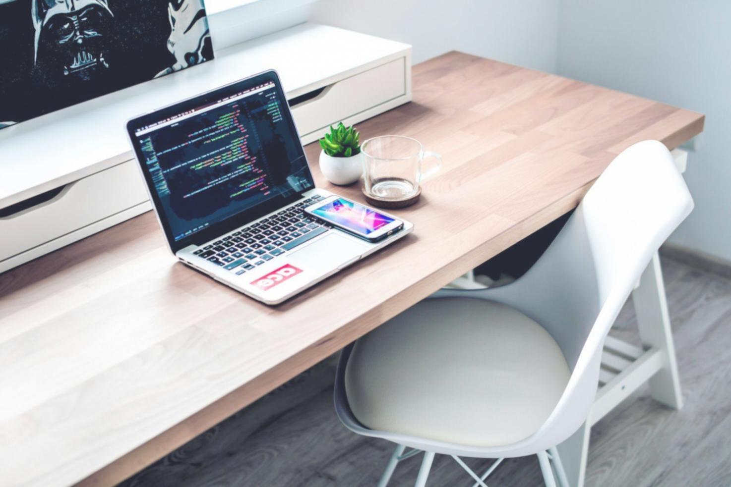 Persona reflexionando sobre sus decisiones financieras en un entorno tranquilo